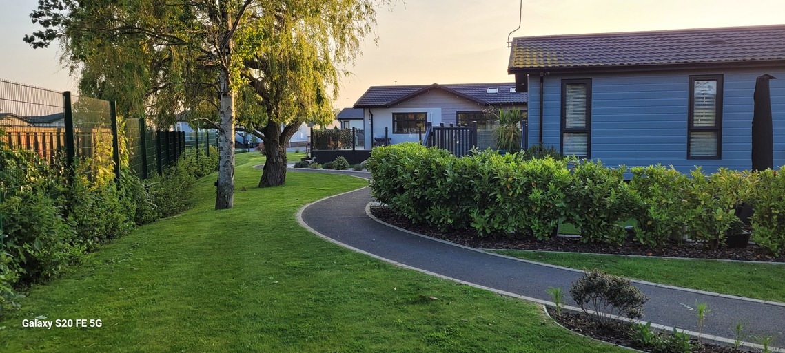 Path at rear of Bayside